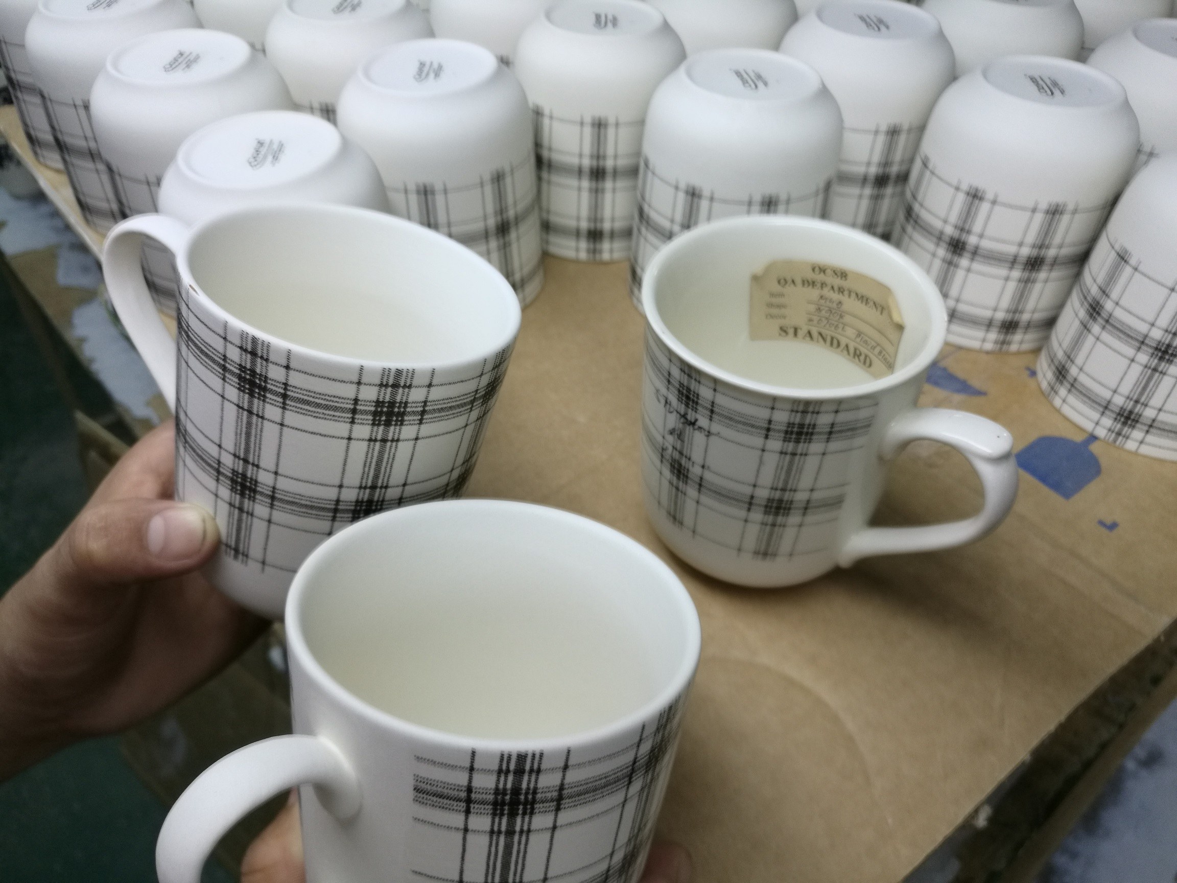 US ecommerce sellers reviewing China supplier samples in a warehouse