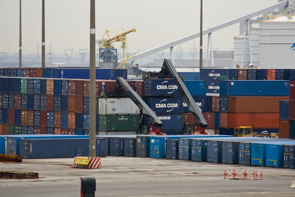warehouse forklift handling export cartons for GCC distributor sourcing