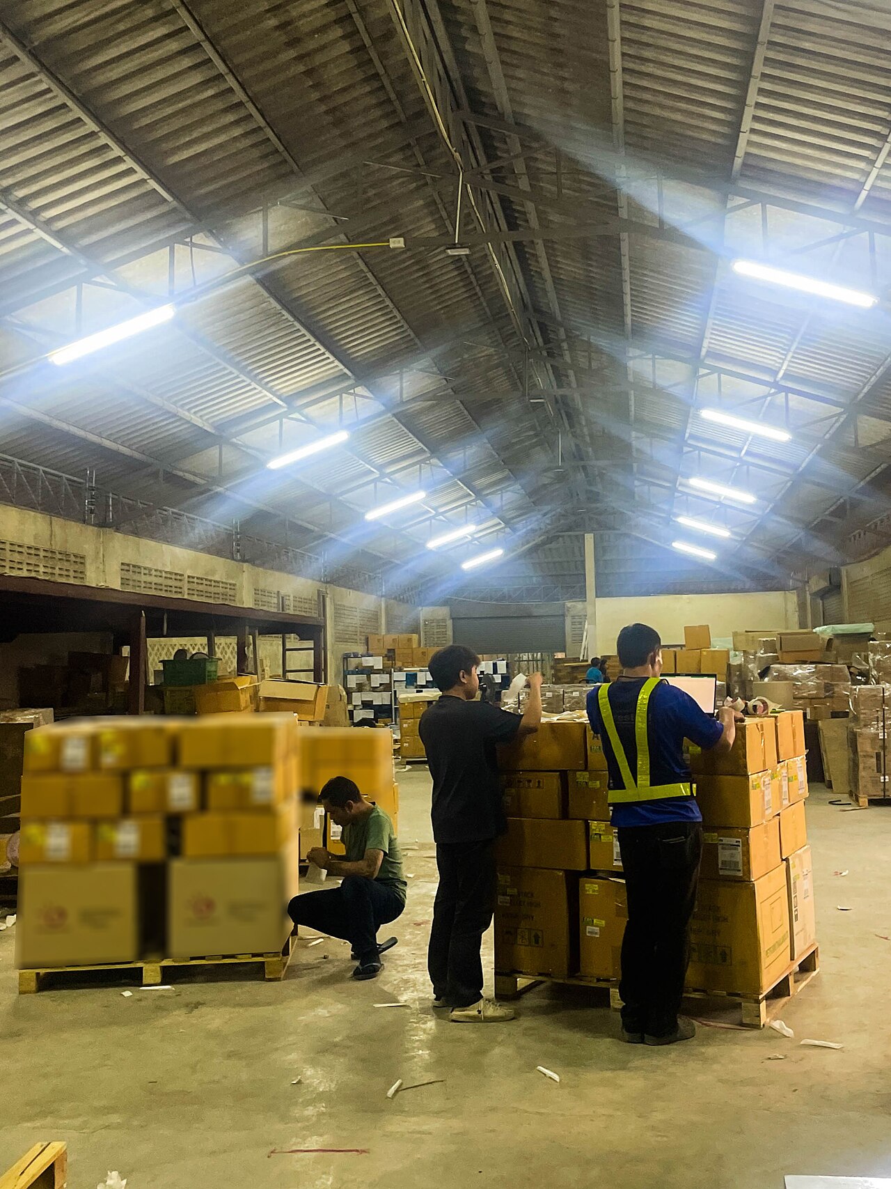 Warehouse packing and shipping preparation for export logistics